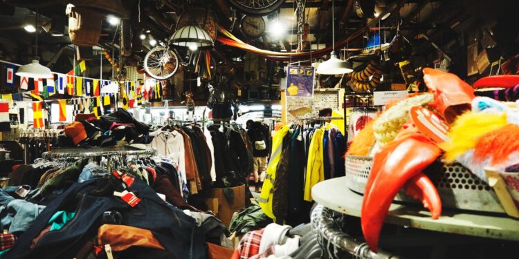 Thrifting - Pratama Institute Thrifting dan Ilusi Keberlanjutan