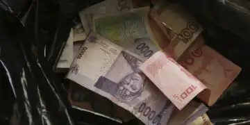 Ilustreasi rupiah yang melemah